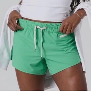 NWOT Vuori Clementine 2.0 Shorts 4" Light Bergamot Small